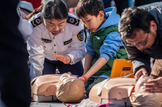 云南省急救中心的醫(yī)師講授心肺復(fù)蘇方法技巧。新華社記者 胡超 攝