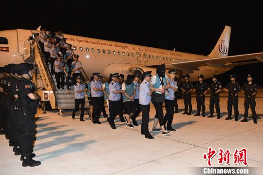 犯罪嫌疑人乘機(jī)抵達(dá)成都?！“苍?攝