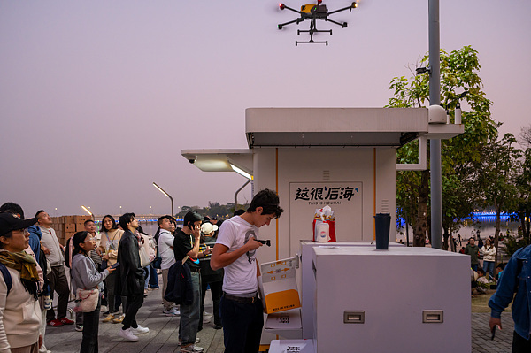 在深圳,外國游客體驗無人機外賣送餐。
