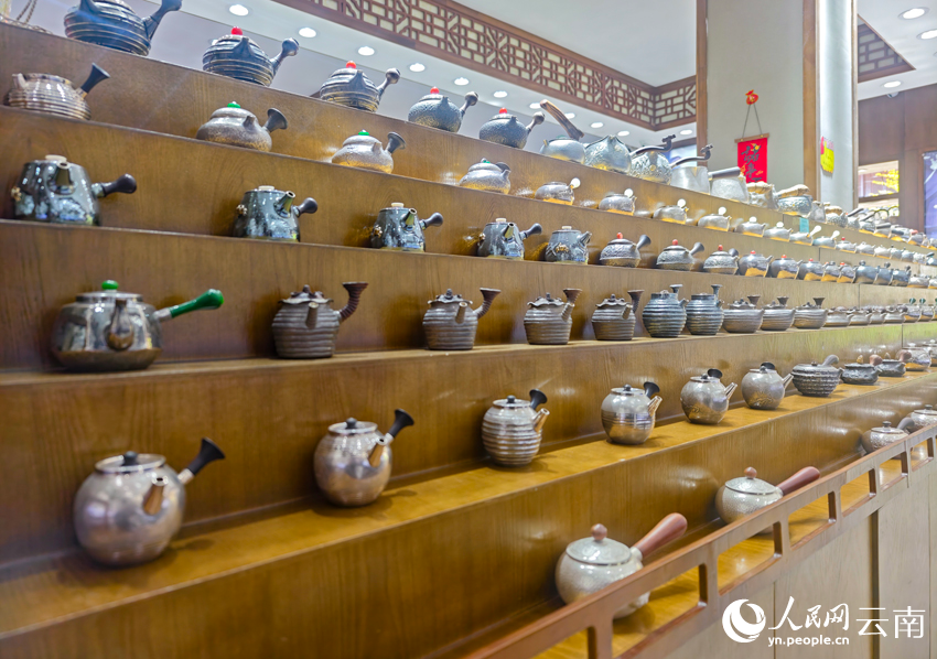 8新華村一家銀器店里的各類銀器。人民網(wǎng)記者 符皓攝