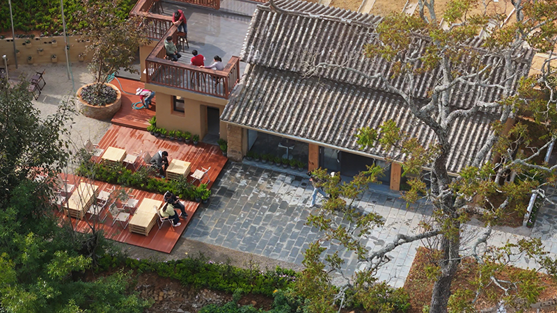 【4】曼海村鄉(xiāng)村共創(chuàng)的咖啡書吧小院。陶思源-攝