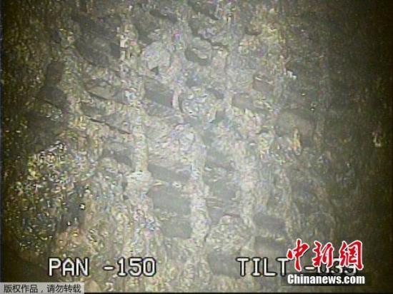 當(dāng)?shù)貢r(shí)間2月2日，東京電力公司公布對(duì)福島第一核電站2號(hào)機(jī)組反應(yīng)堆安全殼內(nèi)拍攝到的圖像。根據(jù)分析，結(jié)果顯示內(nèi)部空間輻射量推算為最大每小時(shí)530希沃特。圖為機(jī)器人拍到的受損反應(yīng)堆底部的物質(zhì)。
