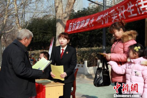 資料圖：河北衡水中級法院干警走上街頭，用多種形式宣傳反家暴。張婧 攝