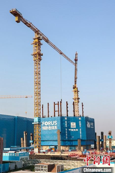 從完成頂層設計到如火如荼大規(guī)模建設，六年來，雄安新區(qū)如春天的竹子一般拔節(jié)生長，這座承載千年大計的“未來之城”已雄姿初顯。從“一張白紙”開始著墨，如今的雄安新區(qū)已是濃墨重彩的“山水畫”。<a target='_blank' href='/'>中新社</a>記者近日走訪了雄安新區(qū)多地，從“藍綠金”三色感受這座“未來之城”的巨大變化。圖為7月19日，河北雄安新區(qū)，中國中化總部基地項目施工現(xiàn)場。 <a target='_blank' href='/'>中新社</a>記者 易海菲 攝