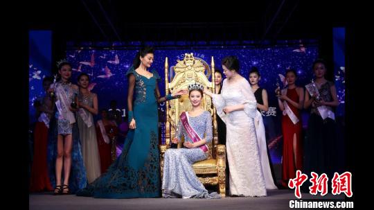 2017世界旅游小姐中國(guó)區(qū)總決賽29日落幕，河南選手曹燦榮獲冠軍?！↓R建文 攝