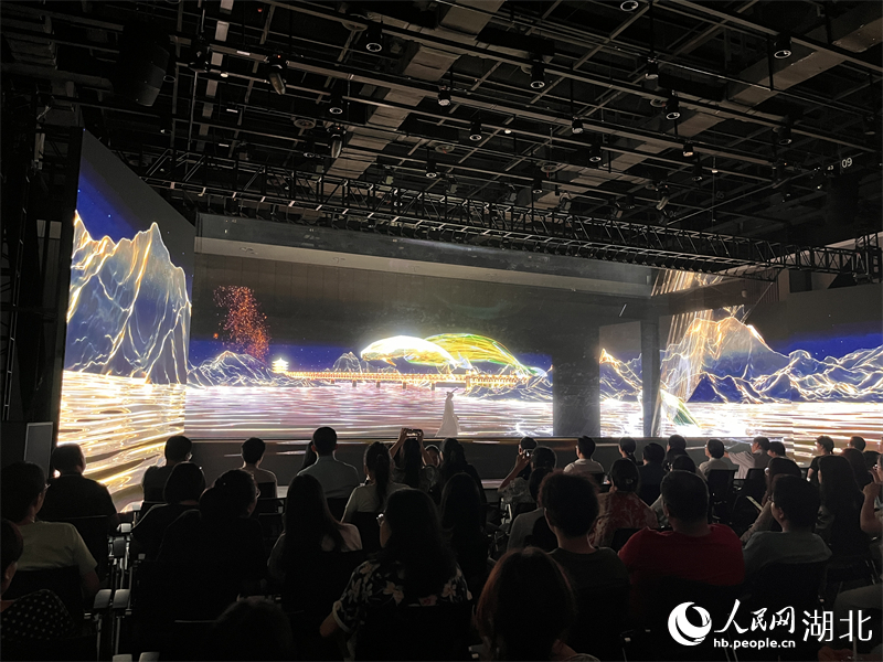 武漢長江大橋、黃鶴樓、江豚等充滿荊楚元素畫面呈現(xiàn)眼前。人民網(wǎng)記者 張雋攝