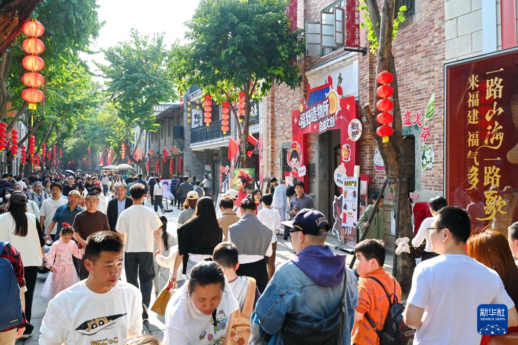 2月22日，市民游客在福州上下杭?xì)v史文化街區(qū)參觀游覽。新華社記者林善傳 攝