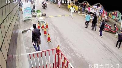 雙橋入室盜竊案，監(jiān)控視頻截圖紅圈處為犯罪嫌疑人。 本報(bào)記者 雷鍵 通訊員 葉文廣 攝