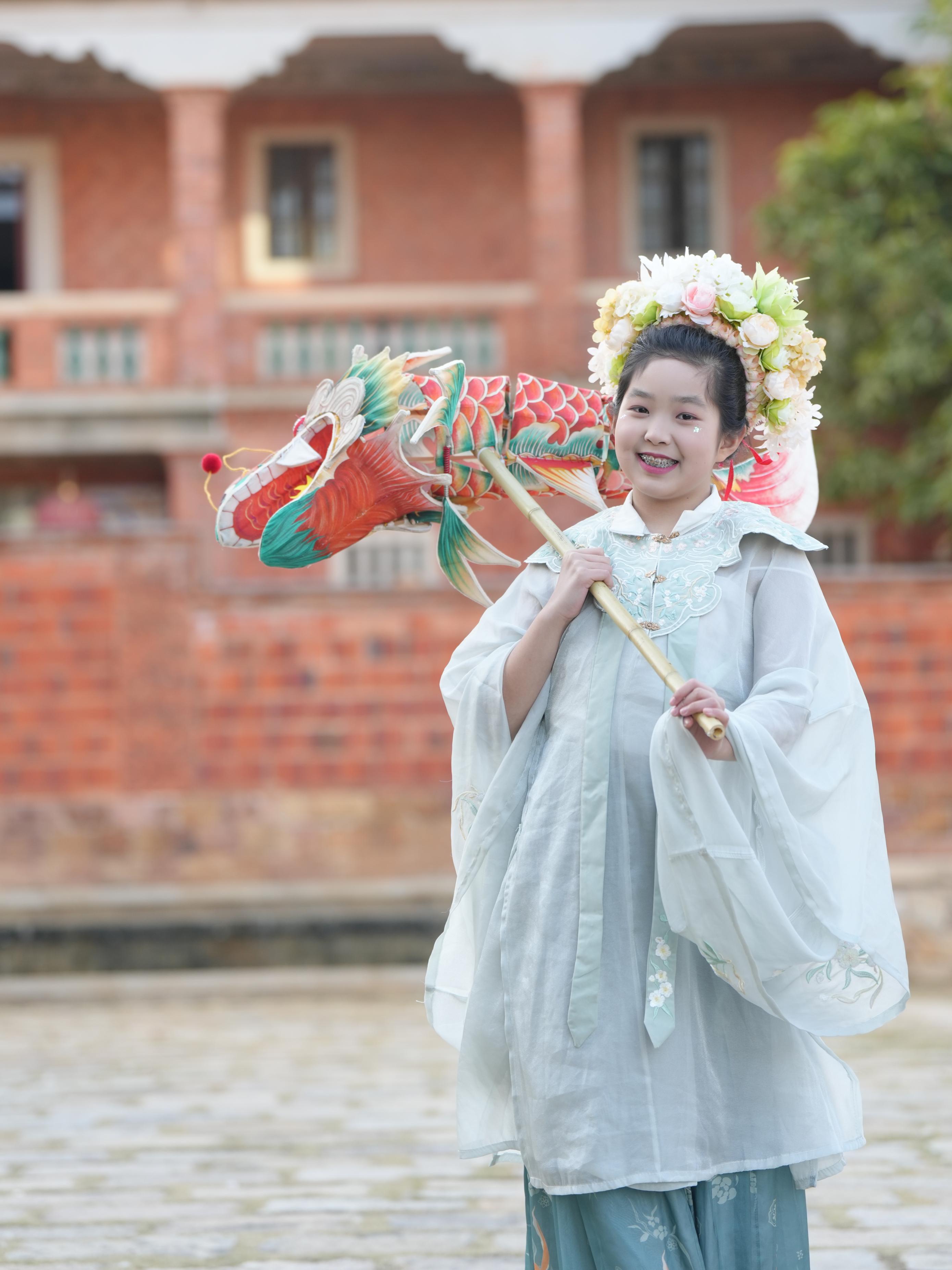 在泉州，沈女士為女兒拍下頭戴簪花的照片。受訪者供圖
