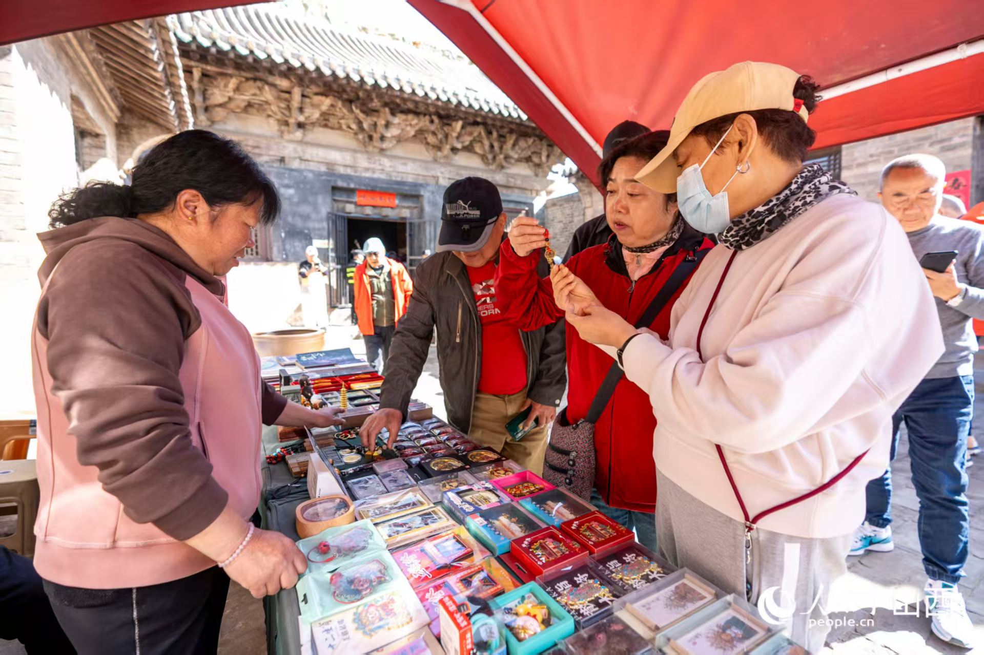 游客在山西省高平市鐵佛寺選購文創(chuàng)產(chǎn)品。人民網(wǎng)記者 盧鵬宇攝
