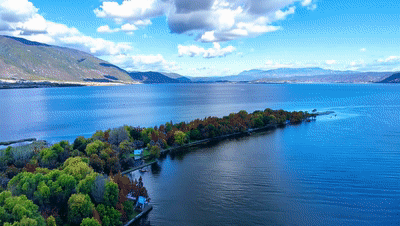 大理洱海畔。