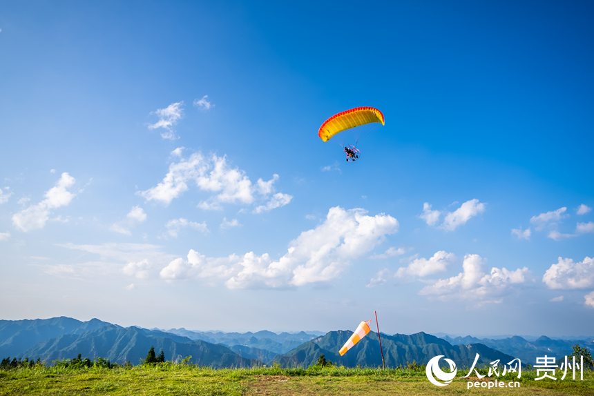 游客在野玉海飛行營地乘動力滑翔傘體驗云端觀景。人民網(wǎng)記者 涂敏攝