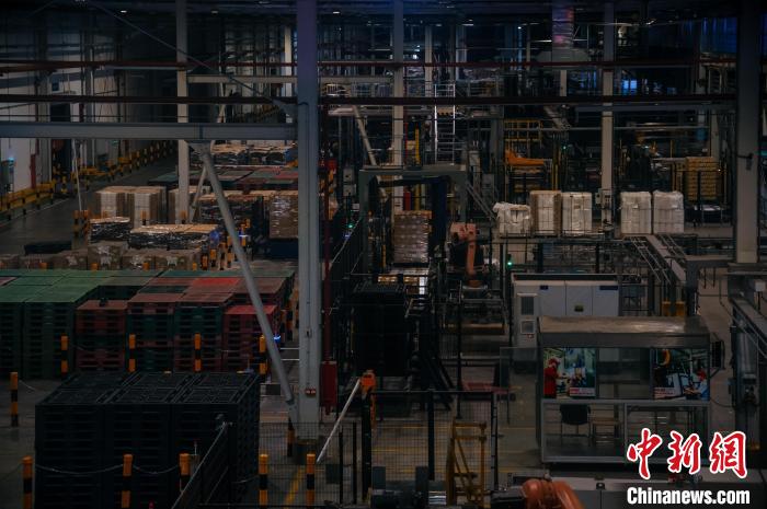 基地依托數(shù)字技術(shù)打造“黑燈工廠”。　李南軒 攝