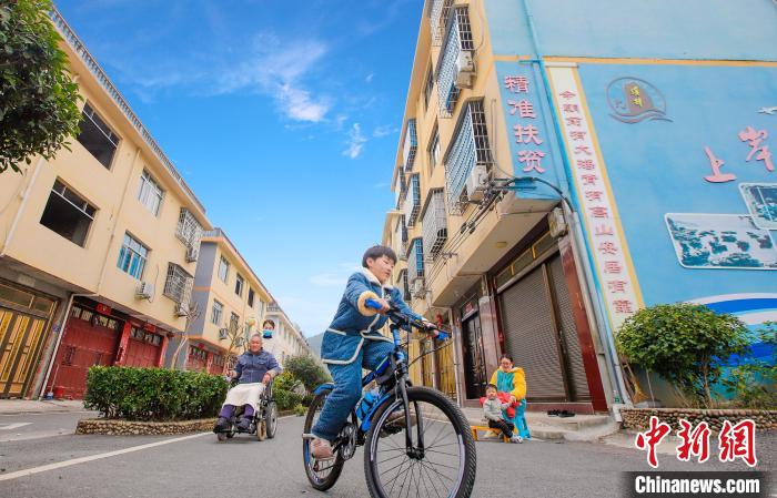 溪邳村一角?！菓c堂 攝