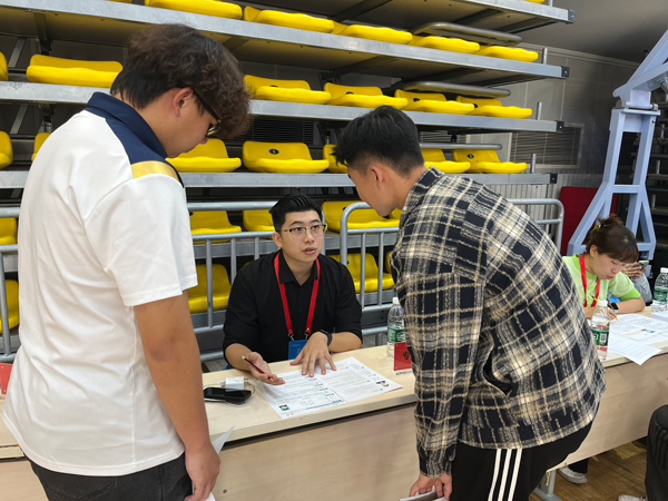 招聘會(huì)上，老師為畢業(yè)生開展就業(yè)指導(dǎo)。校方供圖