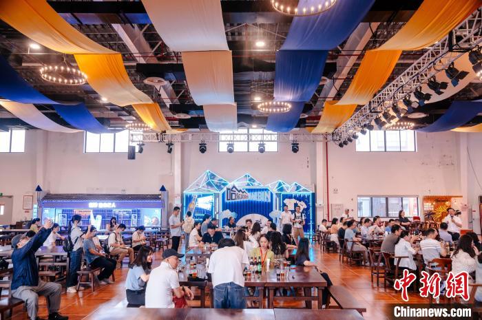 圖為基地內(nèi)的慕尼黑餐廳?！±钅宪?攝