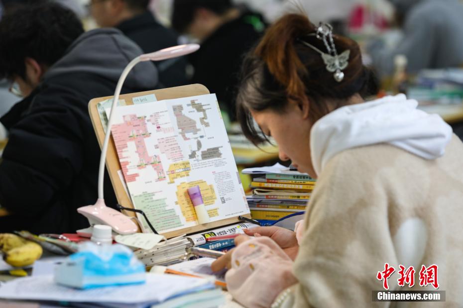 資料圖：一位考研學(xué)生在南昌大學(xué)教學(xué)樓自習(xí)室復(fù)習(xí)備考。 劉力鑫 攝