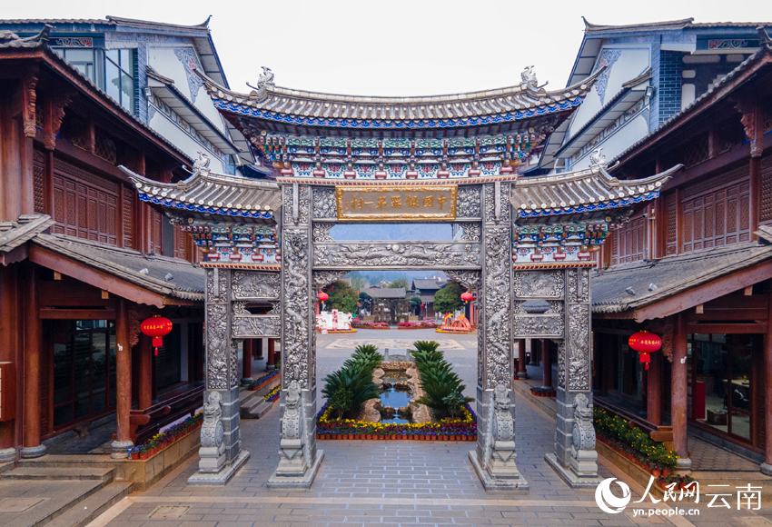 1.新華村耗銀近2.8噸建設(shè)的銀牌坊。人民網(wǎng)記者 符皓攝