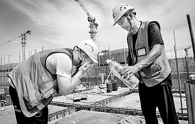 近日，多地迎來高溫天氣，圖為中鐵十二局工人在河北雄安新區(qū)大河片區(qū)安置房項目建設(shè)現(xiàn)場洗臉解暑。 新華社發(fā)