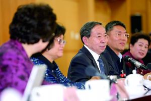 3月8日，全國政協(xié)舉行教育界別聯(lián)組會議，教育部部長袁貴仁右三到會聽取建議。