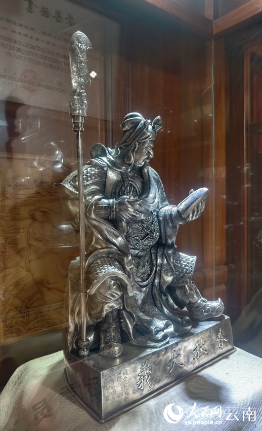 5寸發(fā)標(biāo)制作的關(guān)公像。人民網(wǎng)記者 符皓攝