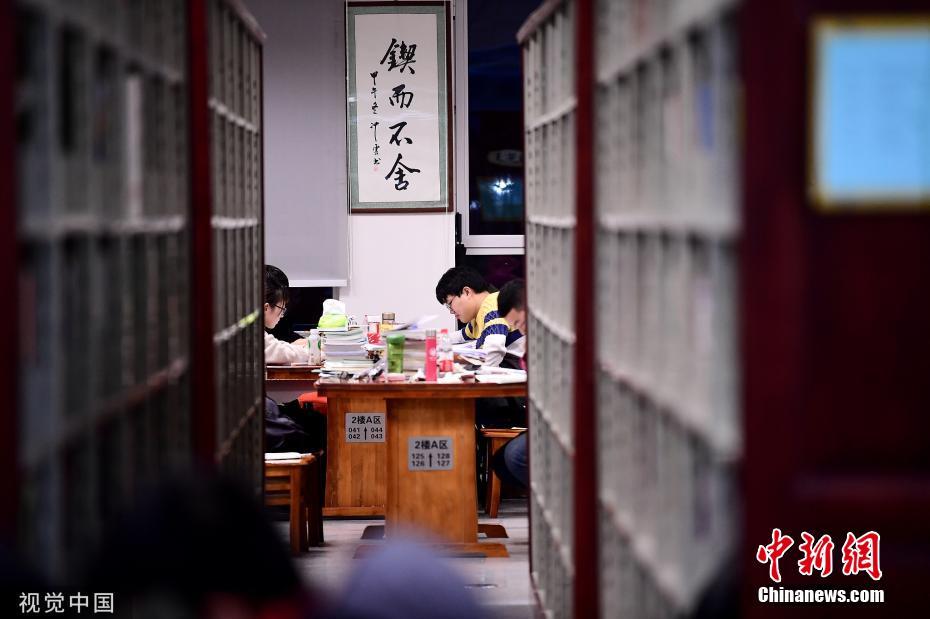 資料圖：又到一年考研季，沈陽各高校圖書館一座難求。沈陽 攝 圖片來源：視覺中國