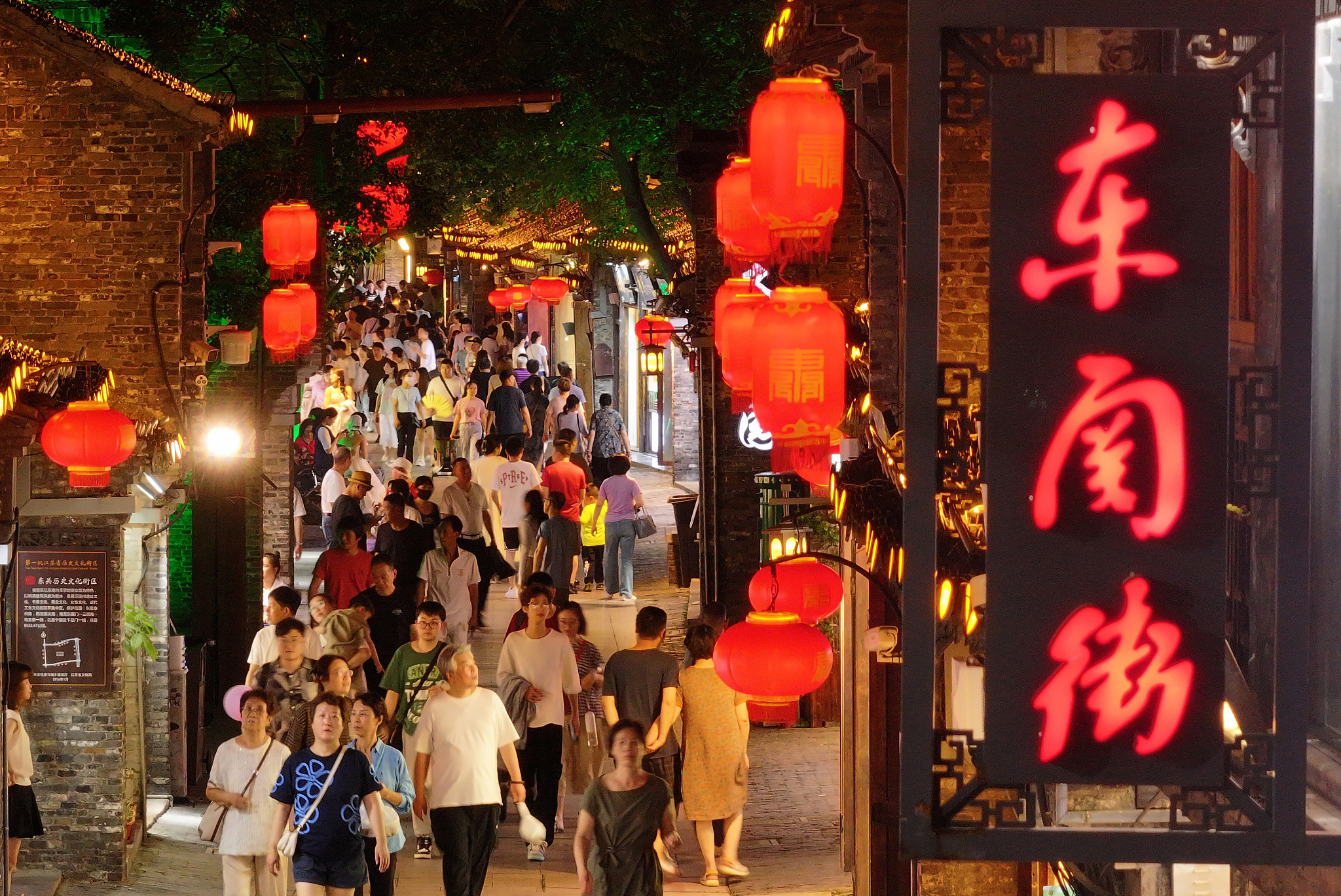 江蘇揚(yáng)州：“夜經(jīng)濟(jì)”點(diǎn)亮古街夏日夜生活（圖片來(lái)源：視覺(jué)中國(guó)）