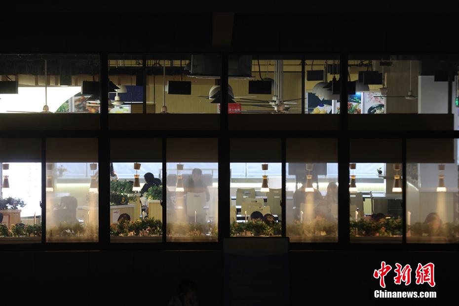 資料圖：南京高校食堂變身“考研加油站”。 泱波 攝