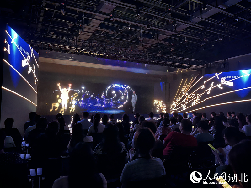 “夢幻靈境”AI展演現(xiàn)場火爆。人民網(wǎng)記者 張雋攝