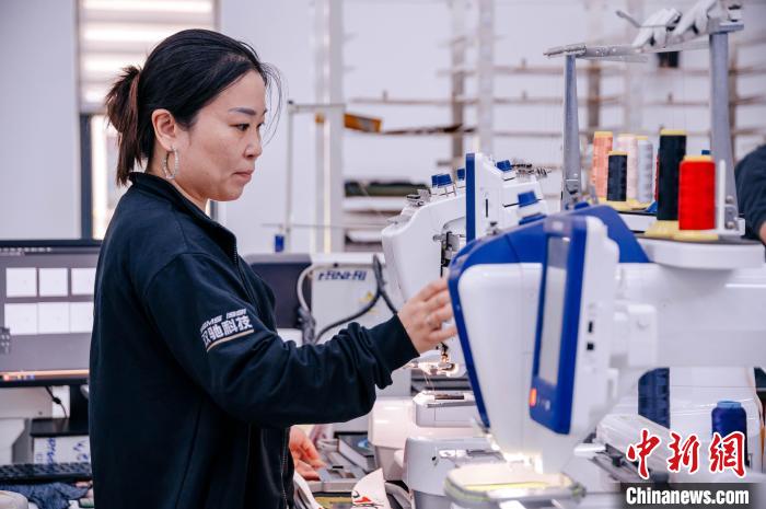 莆田鞋企通過快速打樣線，實(shí)現(xiàn)個(gè)性化訂制。　李南軒 攝