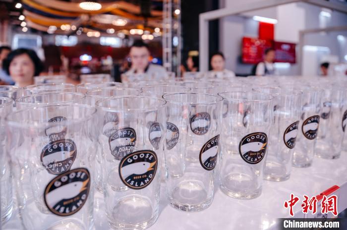 基地內(nèi)，各式啤酒文化周邊產(chǎn)品在出售?！±钅宪?攝