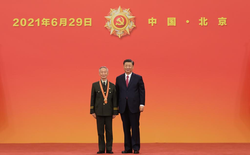 2021年6月29日，習(xí)近平總書記向“七一勛章”獲得者崔道植頒授勛章。