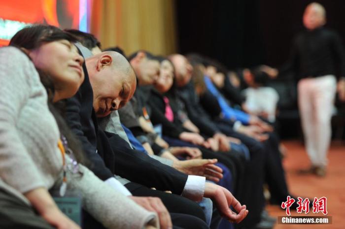 資料圖：民眾在專業(yè)催眠師的引導(dǎo)下睡覺，釋放壓力。<a target='_blank' href='/'>中新社</a>發(fā) 韋亮 攝