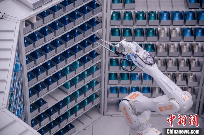 車間里，鞋楦配送機(jī)械臂在有序工作?！±钅宪?攝