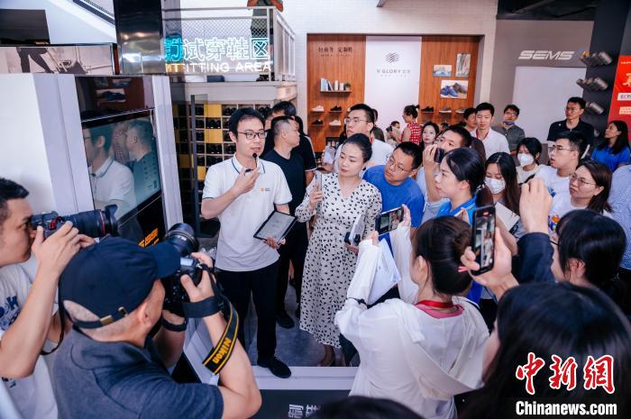 在定制鞋門店，顧客只需往腳型測(cè)量?jī)x器上一站，幾秒后就會(huì)出具一份詳盡的腳型報(bào)告。　李南軒 攝