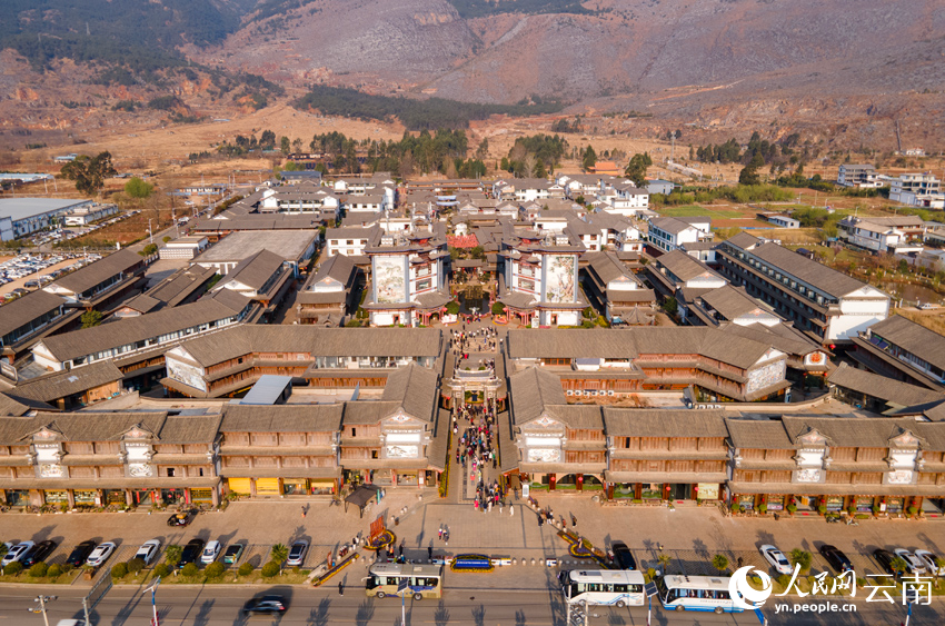 密布銀器加工作坊的新華村。人民網(wǎng)記者 符皓攝