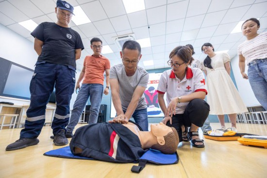 在浙江省湖州市吳興區(qū)龍泉小學(xué)，紅十字會(huì)救護(hù)員對(duì)教職工進(jìn)行自動(dòng)體外除顫器（AED）使用培訓(xùn)。新華社發(fā)（伊凡攝）