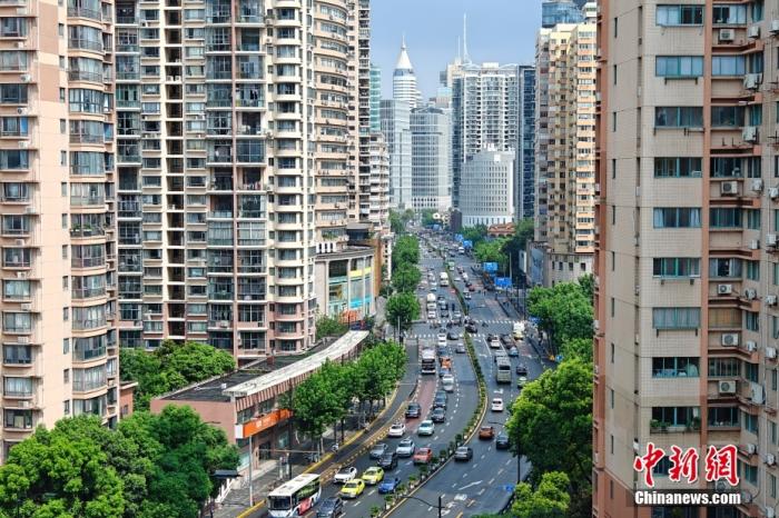 資料圖：上海黃浦區(qū)“老西門”西藏南路附近高樓林立，交通繁忙，都市風(fēng)景獨好。 /CNSphoto 王岡 攝