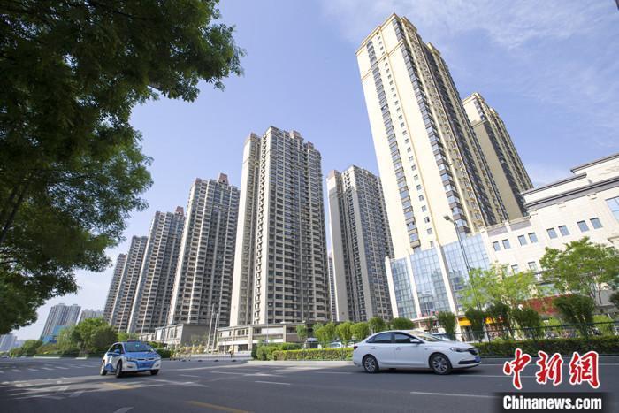 資料圖：車輛從一樓盤前經(jīng)過。 <a target='_blank' href='/'>中新社</a>記者 張云 攝
