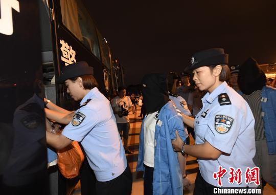 犯罪嫌疑人被押上押解車?！“苍?攝