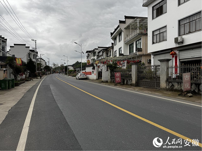 寬敞的S347公路穿過(guò)瞻淇村。人民網(wǎng)記者 胡雨松攝
