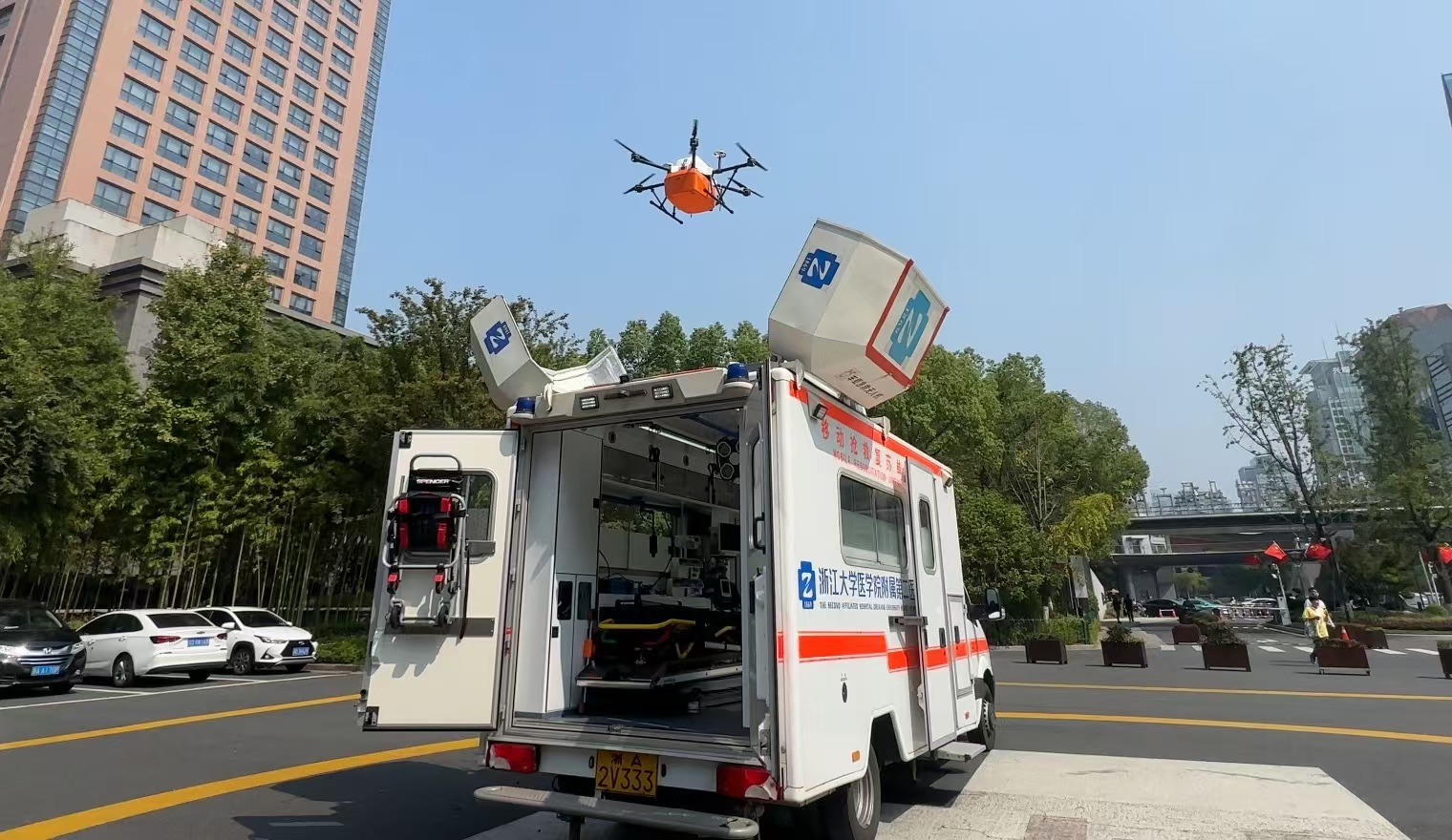 浙江大學醫(yī)學院附屬第二醫(yī)院5G急救車搭載的無人機正在起飛。人民網(wǎng)記者 申佳平攝