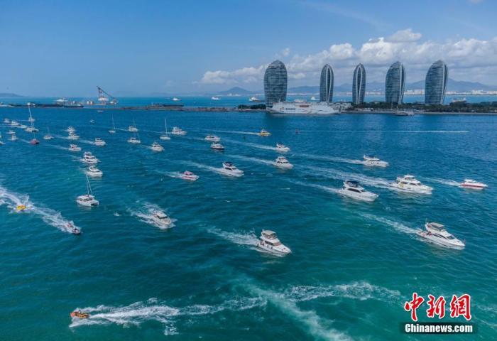 資料圖：航拍三亞眾多出海游玩的游艇回港。 駱云飛 攝