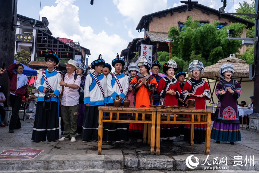 海坪文化小鎮(zhèn)里熱情的彝家“攔門酒”。人民網(wǎng)記者 涂敏攝