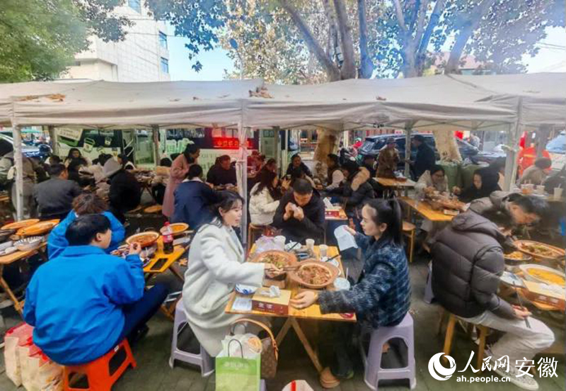 迎春街上，游客們品嘗廣德燉鍋。人民網(wǎng)記者 王銳攝