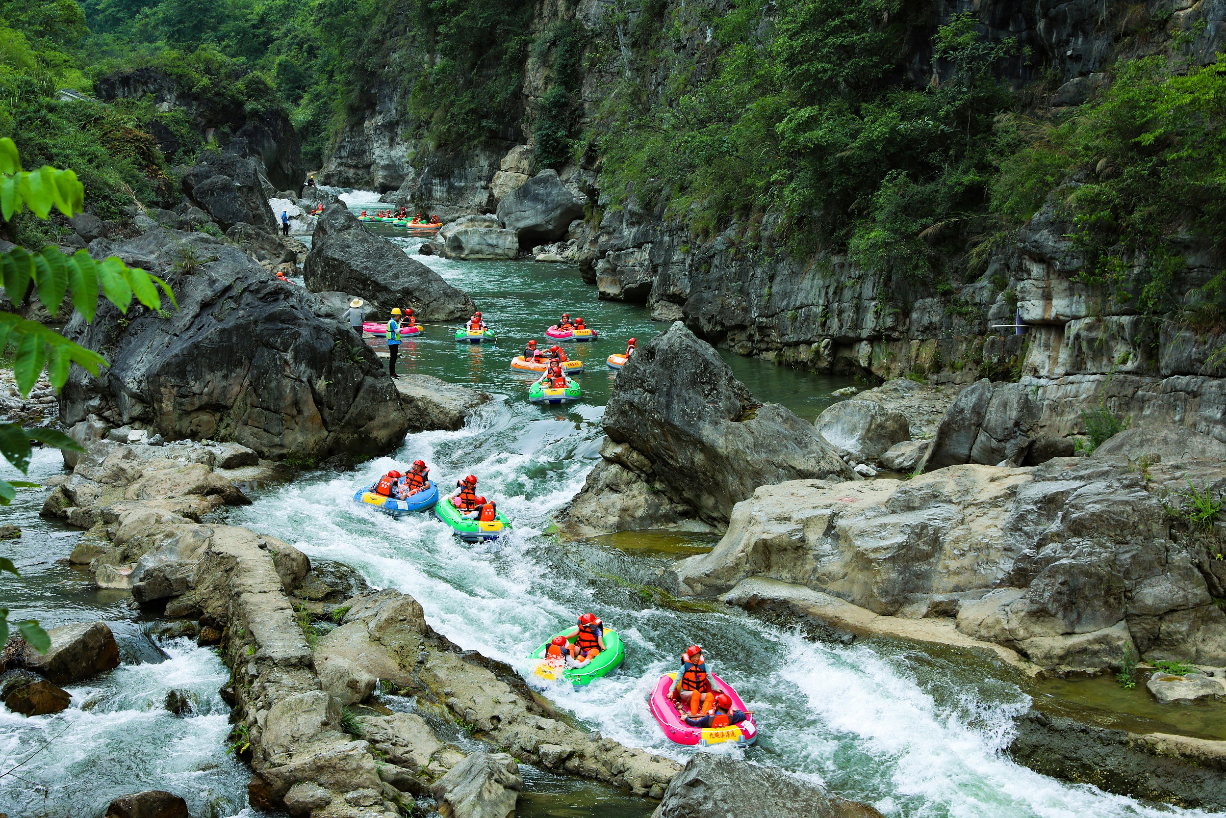 游客在湖北省宜昌市秭歸縣九畹溪漂流消暑享清涼。（圖片來(lái)源：視覺(jué)中國(guó)）