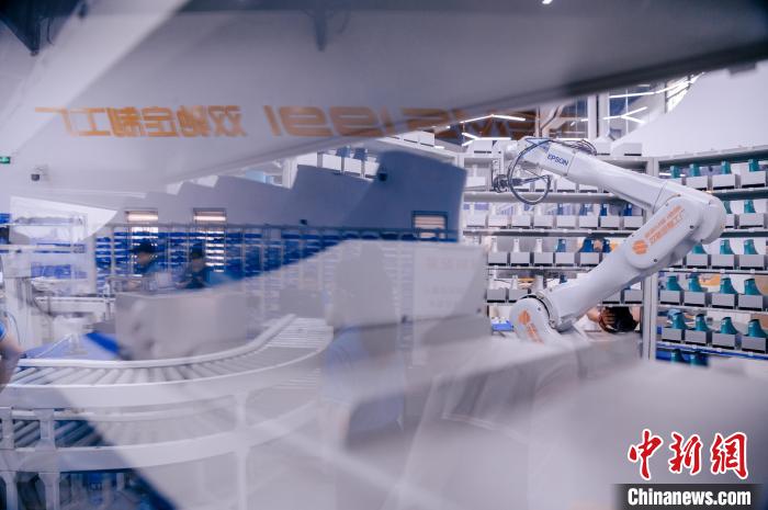 定制鞋自動(dòng)化生產(chǎn)車間一角。　李南軒 攝