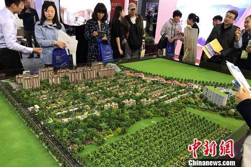 資料圖：民眾在2017年北京春季房展會上的某樓盤展臺咨詢。<a target='_blank'  _fcksavedurl='http://www.chinanews.com/' ></table>中新網(wǎng)</a> 程春雨 攝