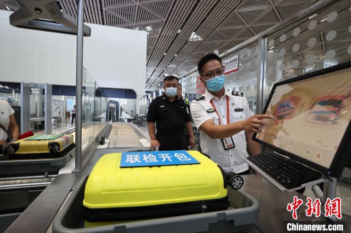 6月25日，在?？诿捞m國際機場T2航站樓，工作人員對完成改造的設備進行模擬測試。　蔣啟明 攝