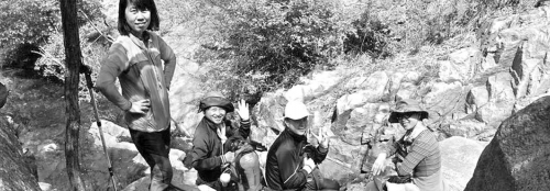 近日，資深驢友隨哥組織驢友到濟南仲宮太甲山游玩。圖為驢友正在山路上休息。隨哥供圖